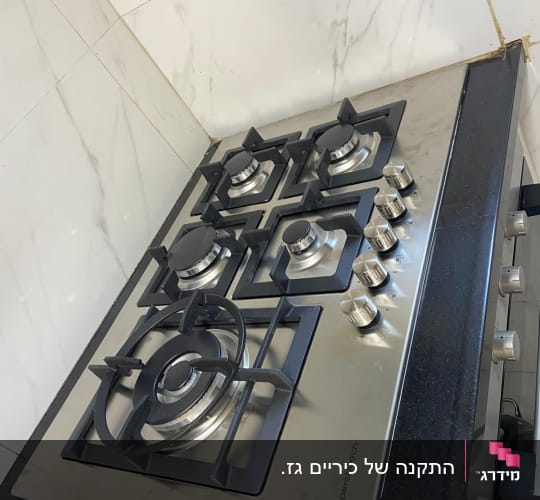כיריים גז במטבח עם ארבעה מבערים